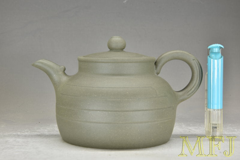 1980年代早期紫砂一廠作品-----綠豆沙和平鴿(李杏仙)