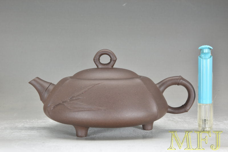 1980年代早期紫砂一廠作品 --- 紫泥(甲子泥)三足環竹(吳亮萍)