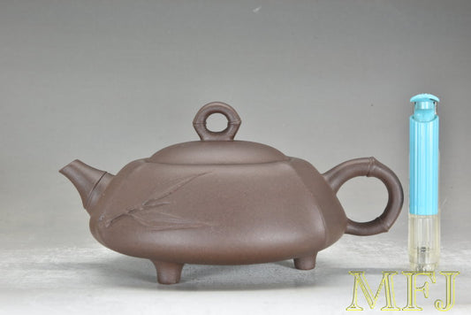 1980年代早期紫砂一廠作品 --- 紫泥(甲子泥)三足環竹(吳亮萍)