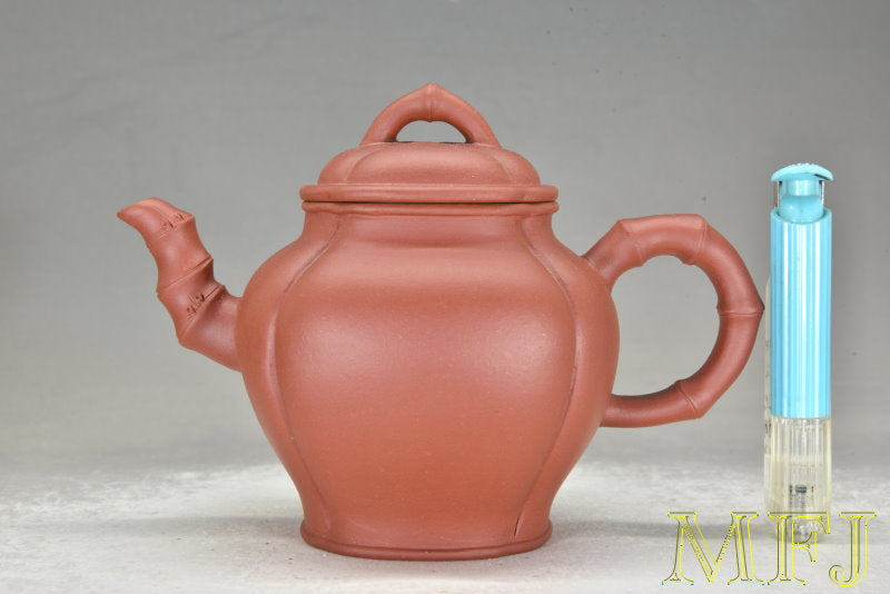 1980–1990年代早期紫砂一廠作品 --- 紅泥抽角四方高竹(吳春仙)