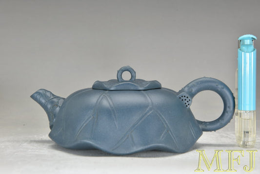 1980 - 1990年代早期紫砂一廠作品 --- 綠泥荷葉(陳愛娣)