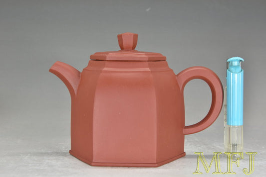 1980年代早期紫砂一廠作品 --- 紅泥六方金鐘(蔣建軍)