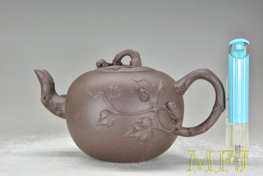 1980年代早期紫砂一廠作品 --- 紫泥(甲子泥)刻詩小松鼠葡萄(鳳珍)