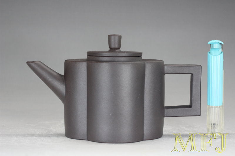 1980年代早期紫砂一廠作品 --- 黑料海棠(金銀鳳)